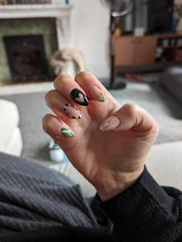 Picture by gingerchel showing 'Mismatched Nails 💚 🖤 🤍' number 1