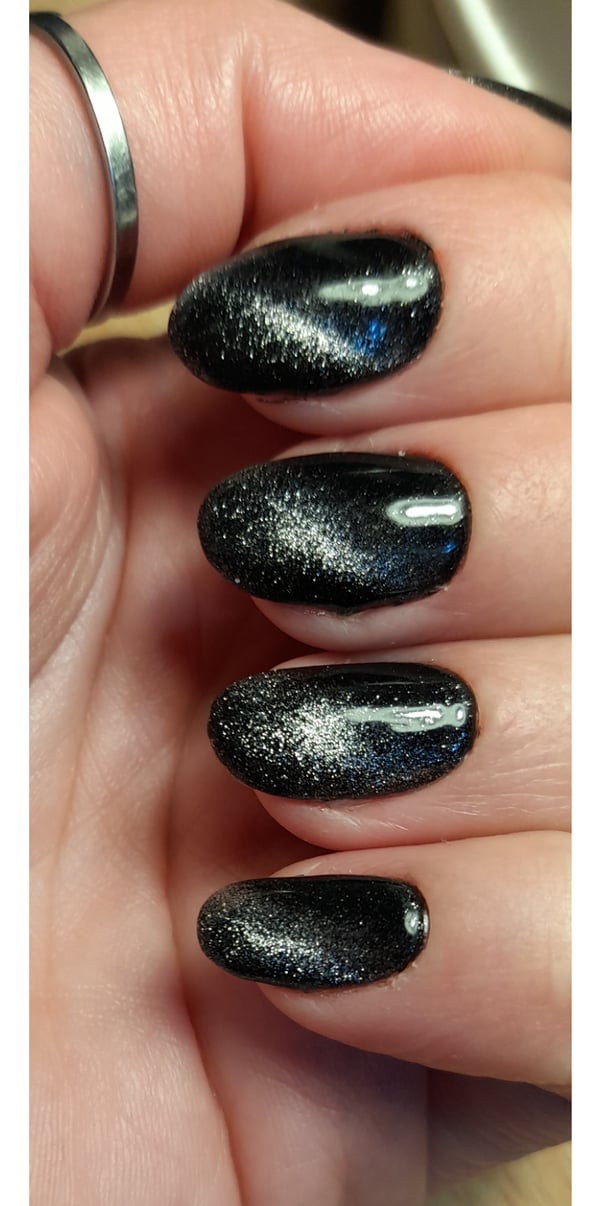 Picture by SweetBellaaa saying 'This Weekend's Manicure. Do You Like The Cat Eye Effect?'