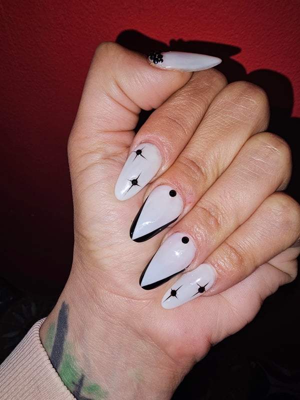 Picture by Amyharley saying 'Milky Way, Curved Tip, Black Rhinestones, They Like It'