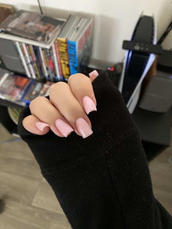 Picture by quentintarrantino saying 'Clean Girl Nails'