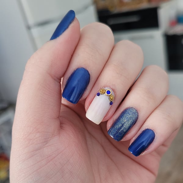 Picture by Carol_Haru saying 'Blue Nails For A Wedding!'