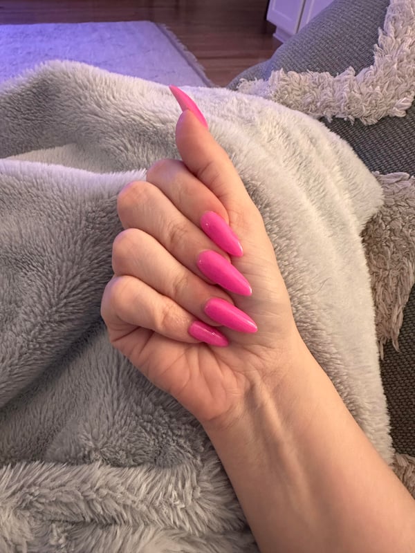 Picture by birrdieface saying 'Barbie Nails: Activated'