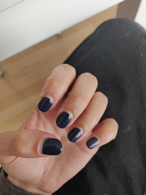 Picture by Alsaflo saying 'Traditional Nail Polish Without Chips After 15 Days'