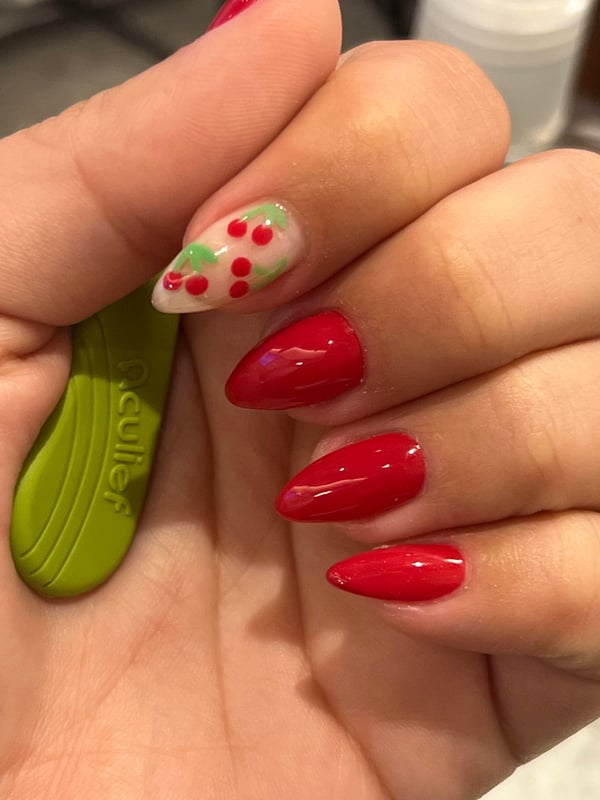 Picture by taylorjcordova saying 'DOES THE ACCENT NAIL LOOK LIKE HOLLY?'