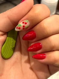 DOES THE ACCENT NAIL LOOK LIKE HOLLY?