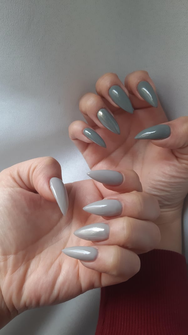 Picture by MUA-MUASH saying 'Today We Vary One Hand In One Color And The Other In A Different Color, What Do You Think Of This Trend?'