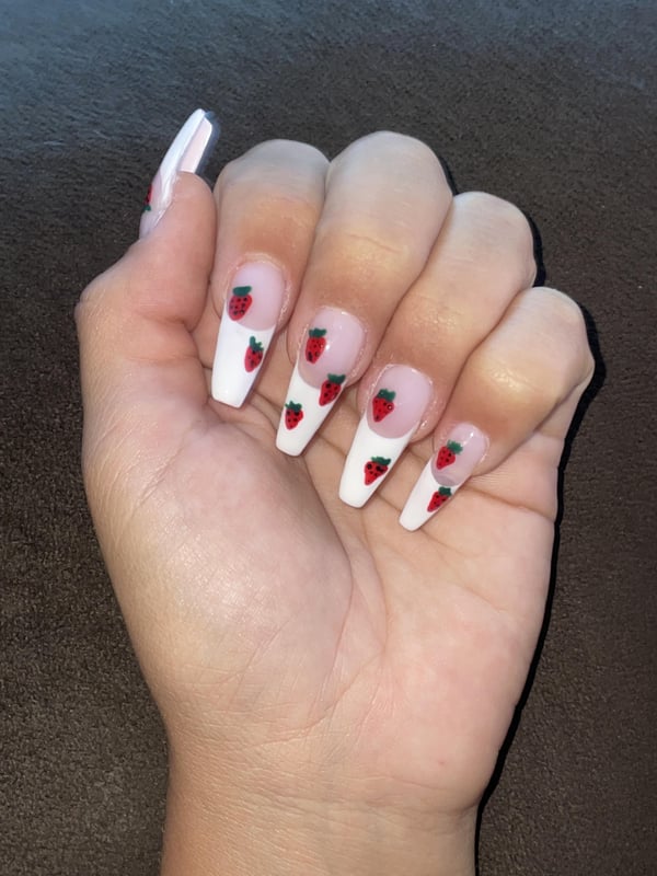 Picture by wheremofongo saying 'Strawberry Nails🍓'