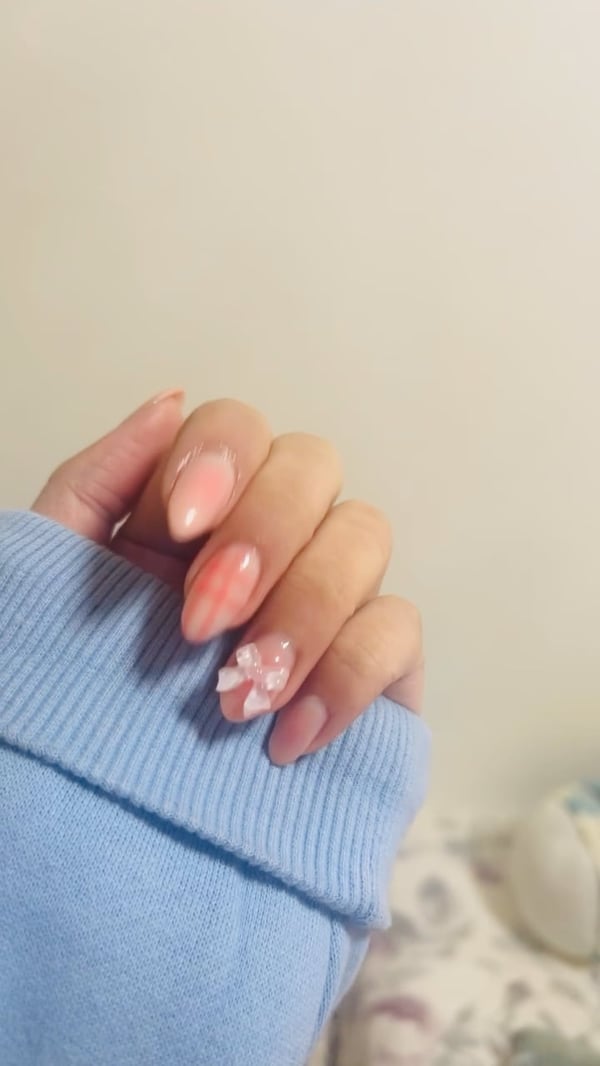 Picture by justselfiesidk saying 'DIY Blushed Nails With A Bow On Top. 🎀 this Whole Set Took Half A Day To Complete 🥴👍'