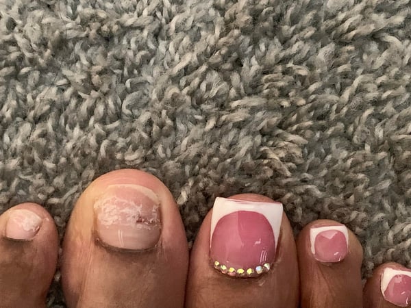 Picture by Drownmeinflowers saying 'L M F A O Don’t Come For My Toes I Ripped Off My Previous Set And Something Fell On My Toe But Look At How Good I Did This Polygel Set On My Right Side'