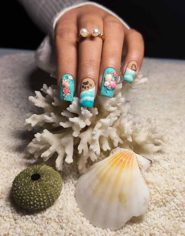 Picture by benigNails saying 'Handmade Beach 🌊🐚🏖️'