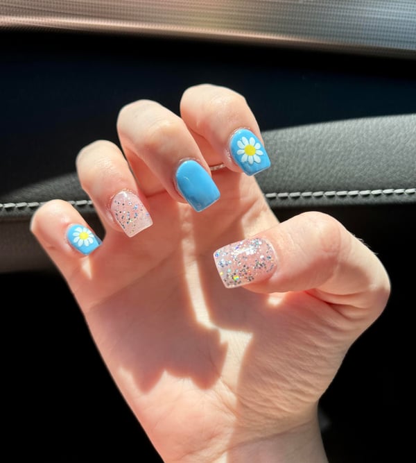 Picture by Train2000 saying 'Summer Nails 🌼'