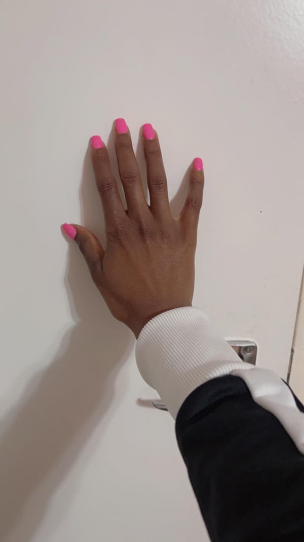 Picture by Bigdrinkenergy- saying 'Barbie Nails'