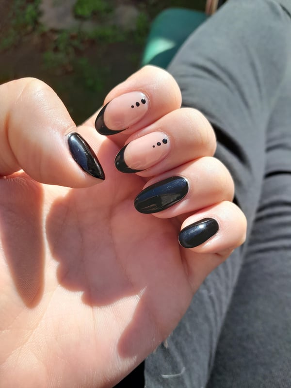 Picture by floripondia-x showing 'They Were Made For Me By A Friend Who Is Just Starting To Do Nails. Although They Are Classic, They Are Still Cute And Delicate!' number 1