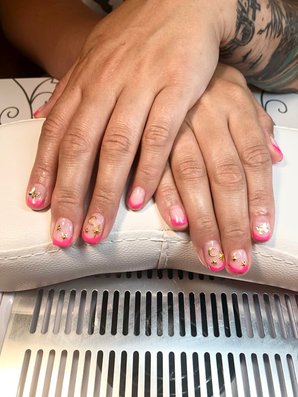 Picture by Jessienaj saying 'Here’s Some Gel Nails 💅🏻 I Did On My Friend.'