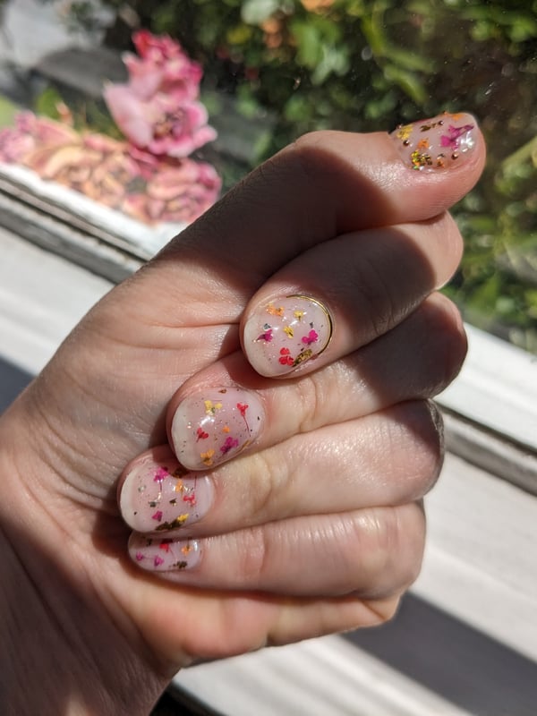 Picture by LOVEandWeltanschauun saying 'Pressed Flowers And Gold Flakes'