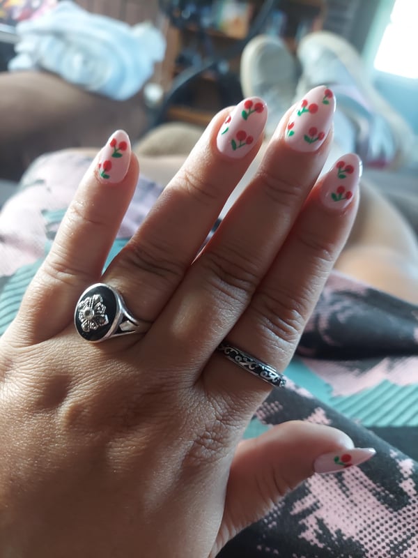 Picture by feiself saying 'New Nails!'