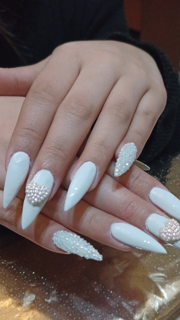 Picture by bootyfromheaven saying 'Beautiful Vainilla Nails'