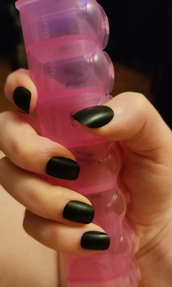 Picture by unoriginal-loser saying 'Don't Roast Me Too Much Please L, First Time Putting On Fake Nails.'