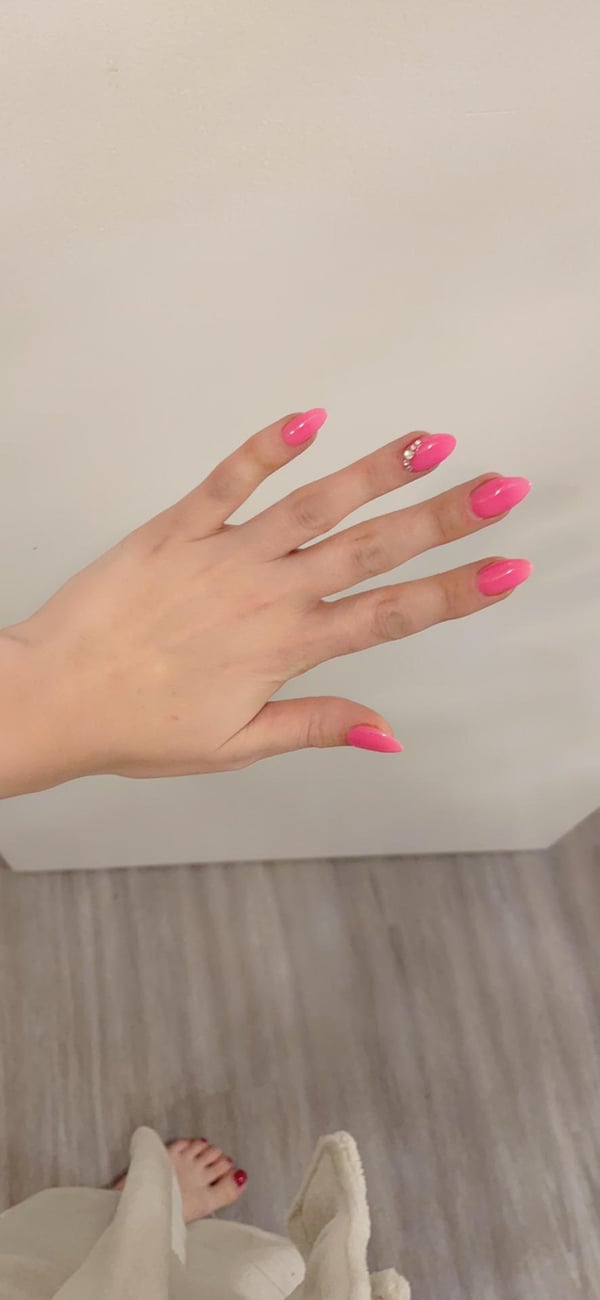 Picture by Lovin-momlife saying 'My Barbie Nails 💅🏻'