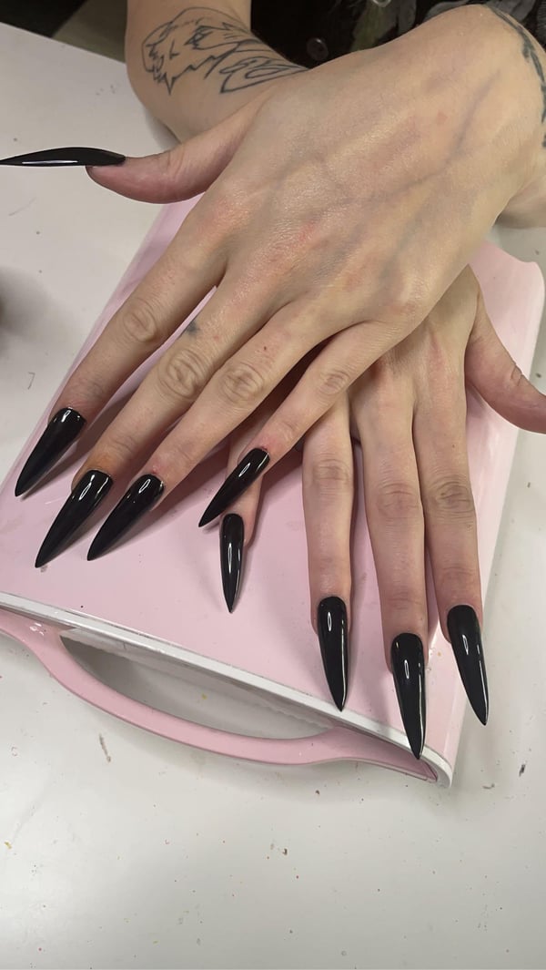 Picture by JeesuksenKilju saying 'First Time Having This Long Nails! Love Em''