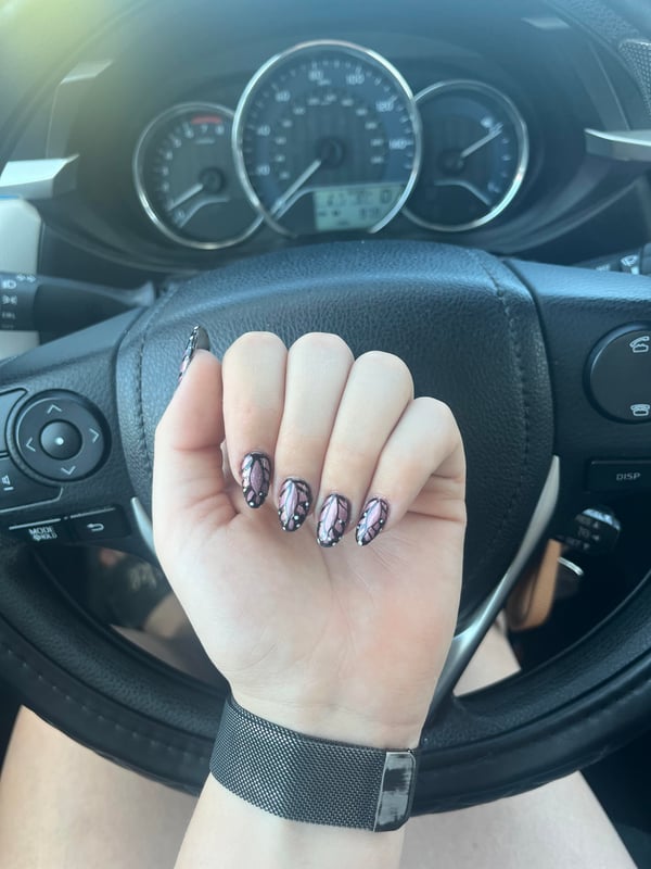 Picture by Whiteblnd saying 'Monarch Nails'