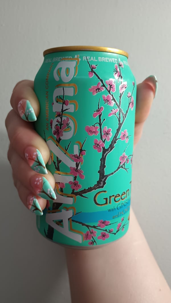 Picture by traumatized_vulture saying 'Inspired From Someone Who Posted Here Prior, I Got A Minimalist Version Of AriZona Green Tea Nails!!'