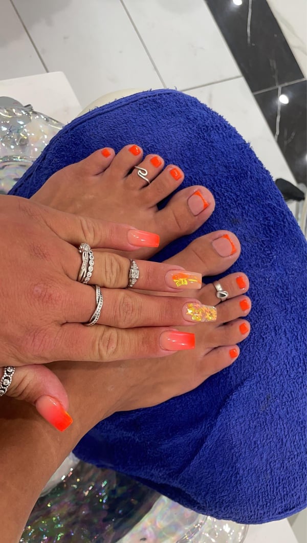 Picture by yourdreamgirl_XO saying 'My Latest Set, With A Brand New Nail Tech Bc Mine Moved 😭 But She Did Great & She Didn’t Even Have That Much Time! 😍🥰'