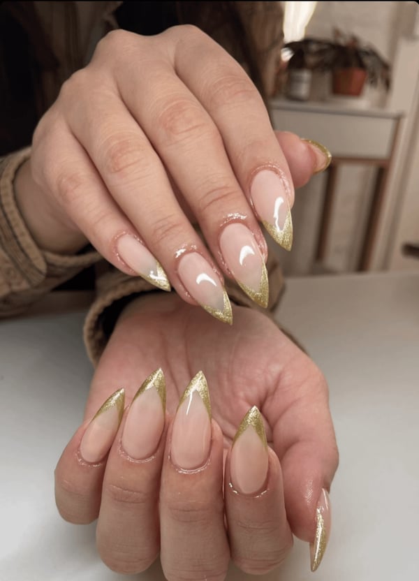 Picture by MUA-MUASH saying 'I Have An Oscar On My Nails. Do You Like The Color Golden?'