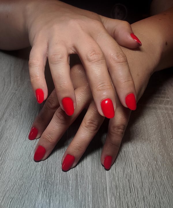 Picture by benigNails saying 'Just The Red ❤️'