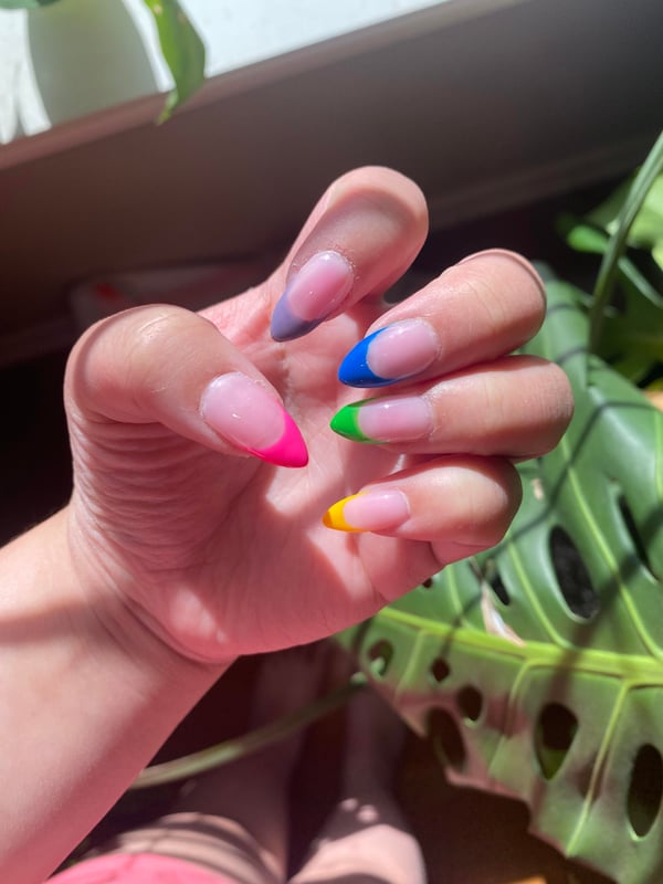 Picture by PineapplesOnPizza19 saying 'Just Tried These Colorful French Tips!!'