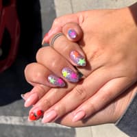 Manis… Always More Fun When You Get ‘em With Friends! 🍑🌟🌈