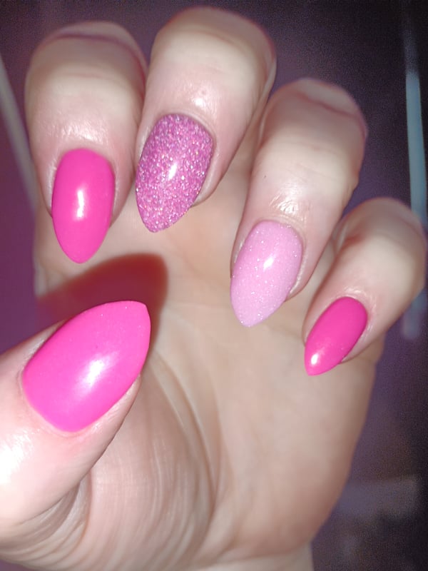 Picture by InformalOne9555 saying 'Pretty In Pink. Dip On Natural Nails.'