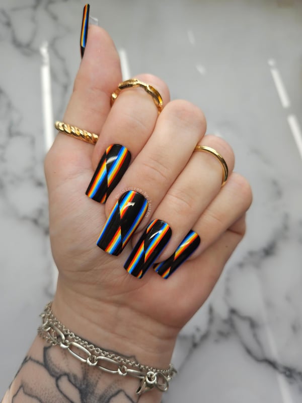 Picture by laurizzle22 saying 'Optical Illusion Nails ✨️'