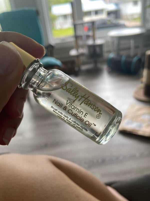 Picture by bsobanana saying 'Cuticle Oil'