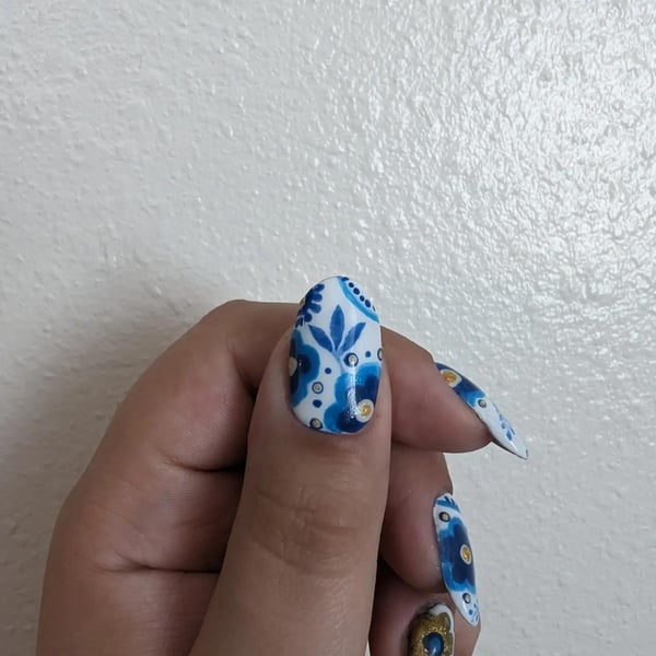 Picture by mieleaff saying 'I Jumped On The China Nails Trend'