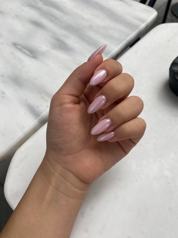 Picture by deadmorri saying 'New Nails💅🏼'