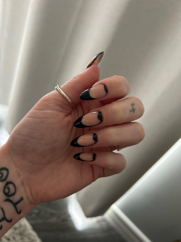 Picture by preciousescargo saying 'New Nails 🖤🪽'