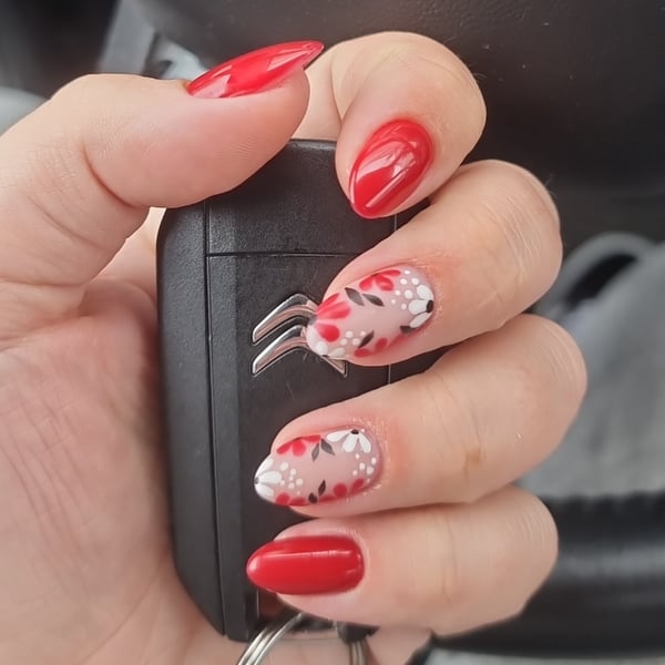 Picture by lisa_srtr saying 'Red Nails With Flowers🔥🥰'