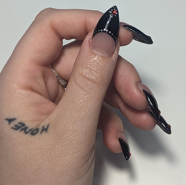 Picture by _bombshelltea showing 'ACOTAR Inspired Nails' number 2