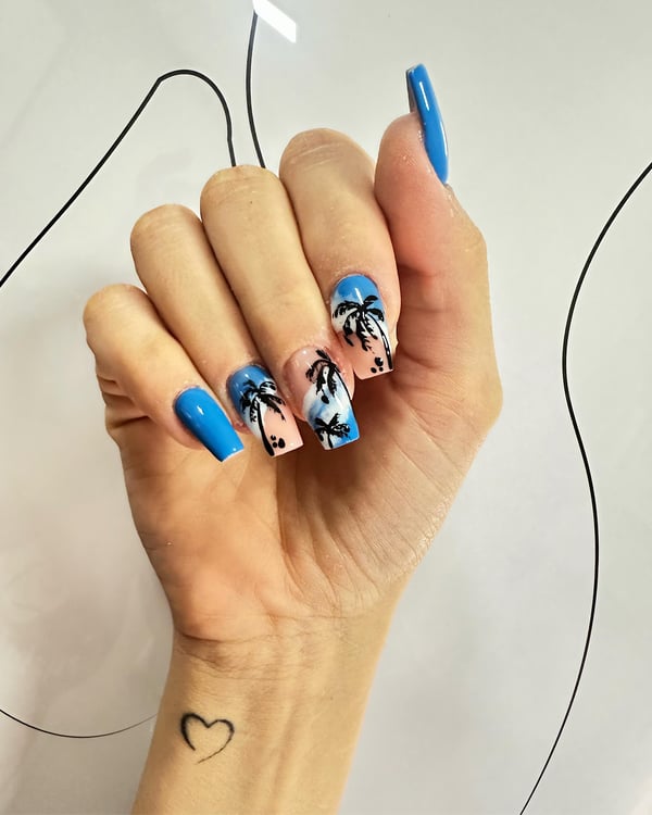 Picture by noemipal saying '#summernails 🌴🩵💙🤍🤩'