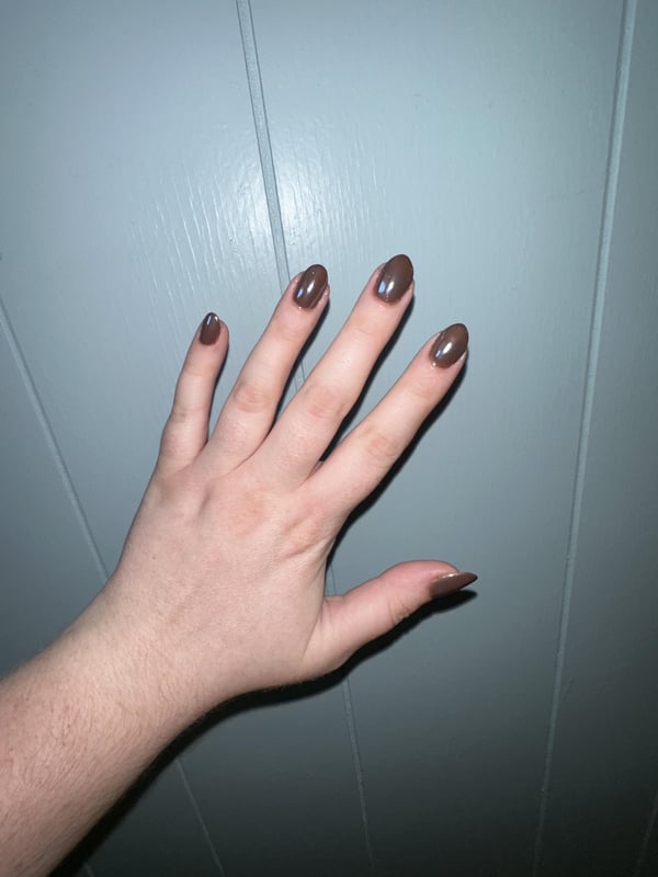 Picture by laflamabIanca saying 'Izzy Approves Of Glazed Chocolate Nails. The Better To Scratch Her With 🙃'