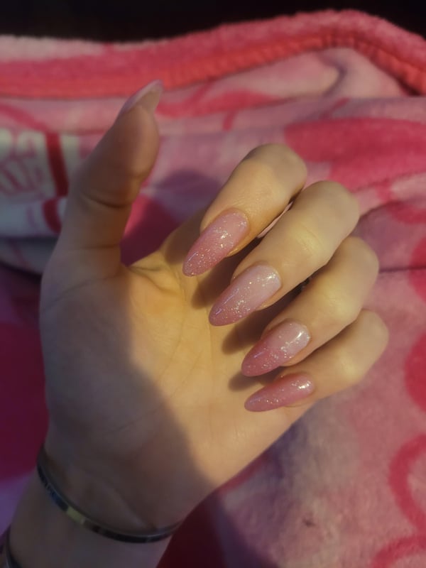 Picture by enotica saying 'Pink Ombre Color Change Nails.'