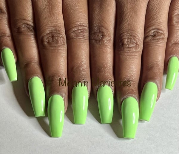 Picture by MelaninManicures saying 'DND Green Forest 💚'