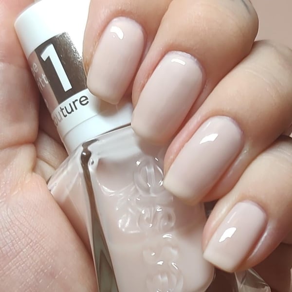 Picture by irycente93 saying 'Essie Gel Couture In Fairy Taylor #40 - Needed 3 Coats To Get It Even But I Love It 🥰'