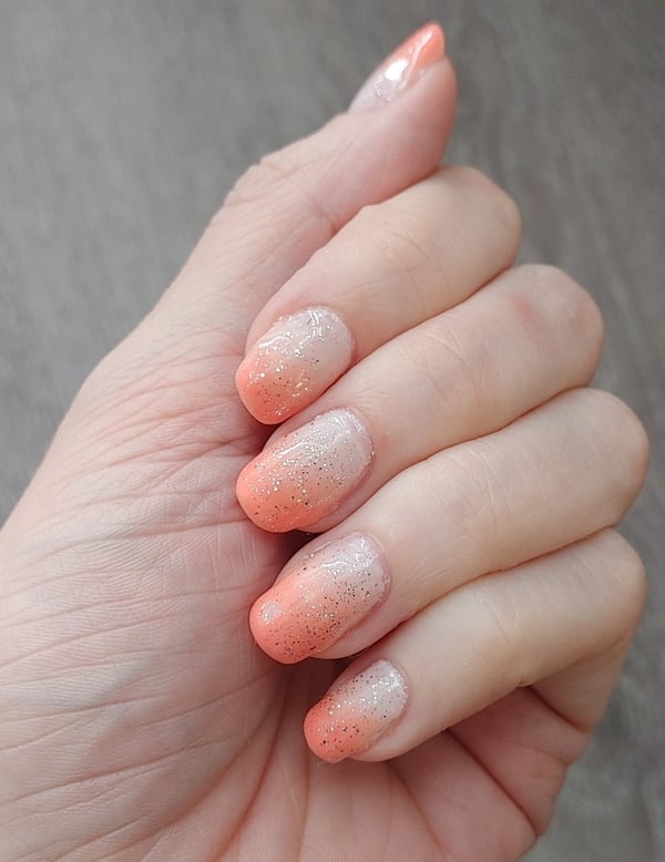 Picture by LanternLighted saying 'Coral Gradient DIY Gel Nails'