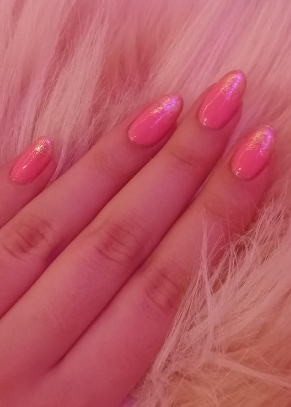 Picture by ichigohoshimiyaa saying 'Pink With Shimmery Tips 🩷✨'