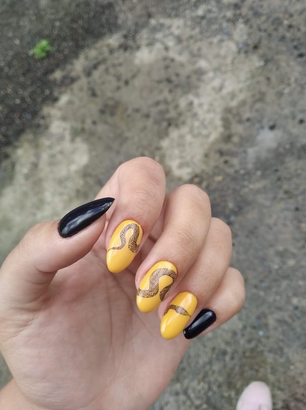 Picture by Honey_69_ saying 'This Manicure Seems To Have Turned Out Very Nicely 🖤💛'