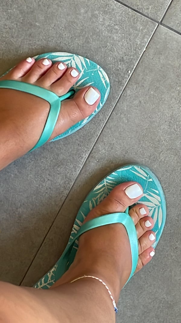 Picture by missborderline saying 'My Toe Nails'