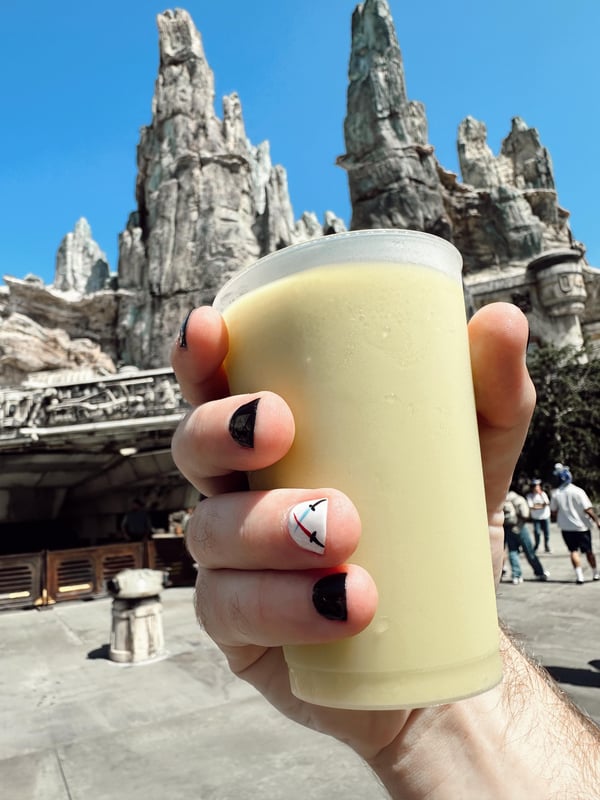 Picture by Rogue_Camera saying 'Star Wars Nails In Galaxy’s Edge ✨🤍🖤'