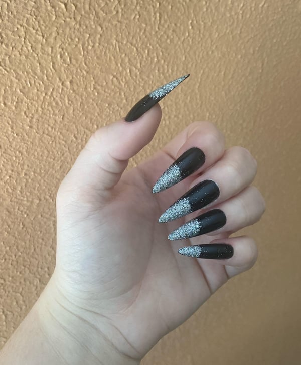 Picture by ChrystalIris saying 'New Nails! Early For Halloween!'